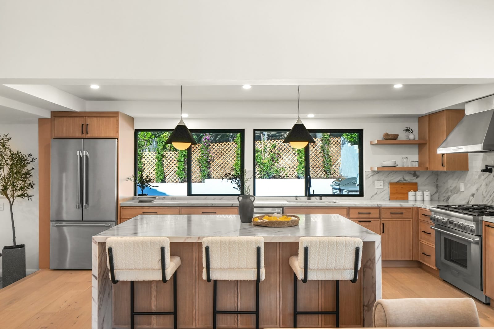 Oak kitchen with a marble island, seen straight on