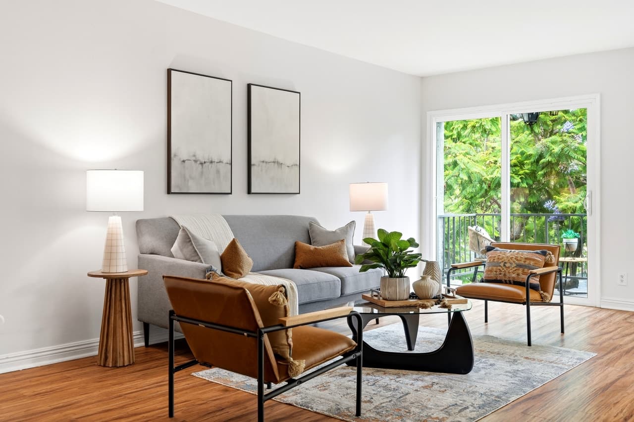 Living room with leather chairs and a grey sofa