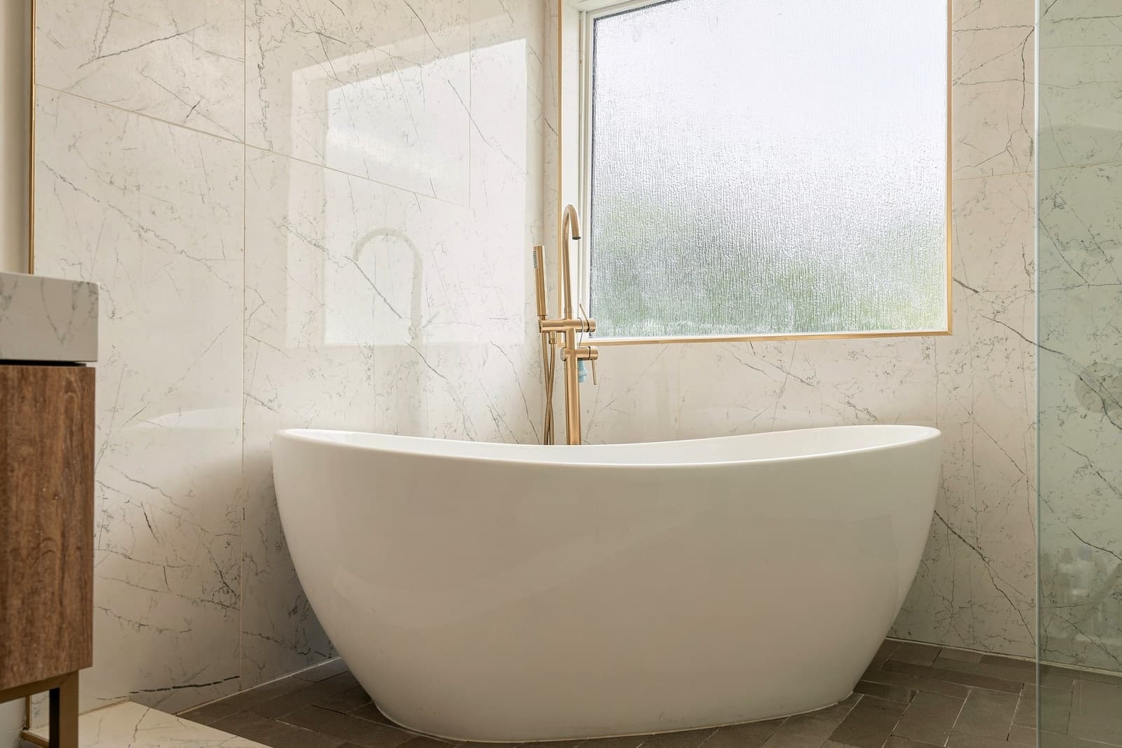 The same bathroom in the Signature finish, warmer light and deeper color