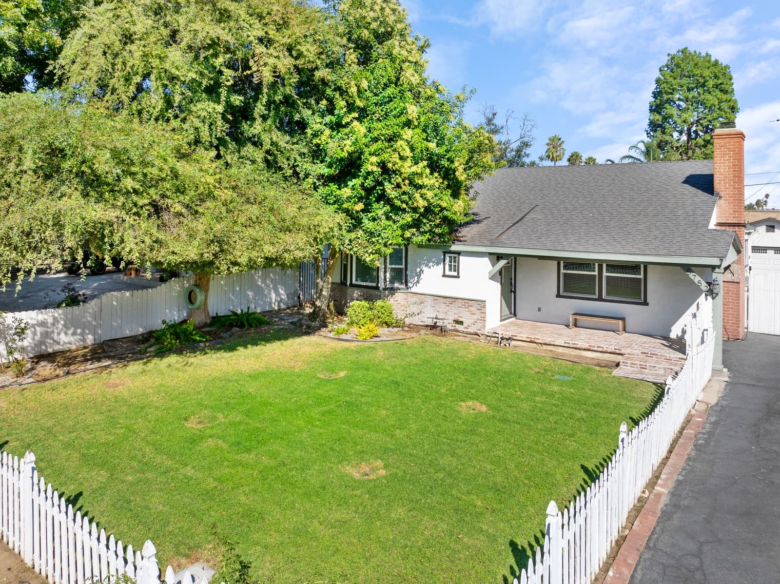 Aerial view of a ranch-style home and lot
