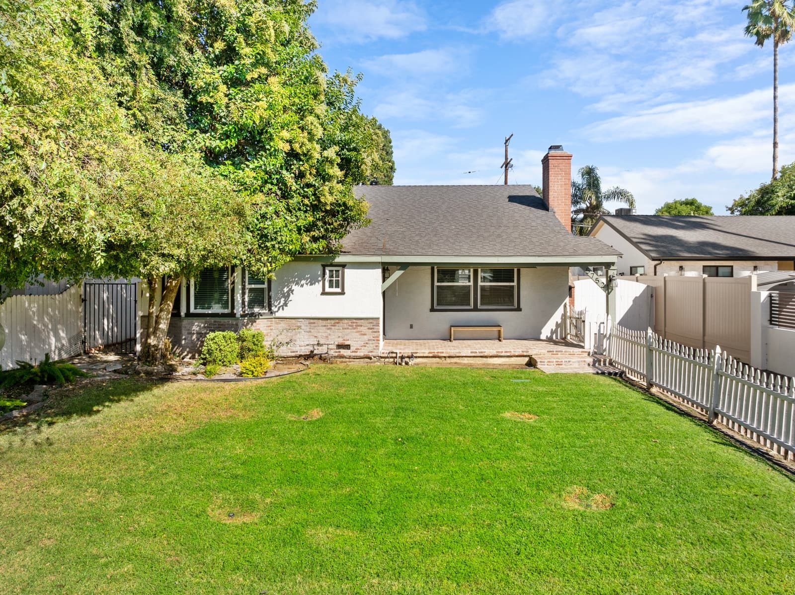 Aerial view of a Los Angeles home and lot
